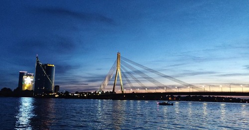 Vanšu Bridge - Des de 11 Novembra Krastmala, Latvia