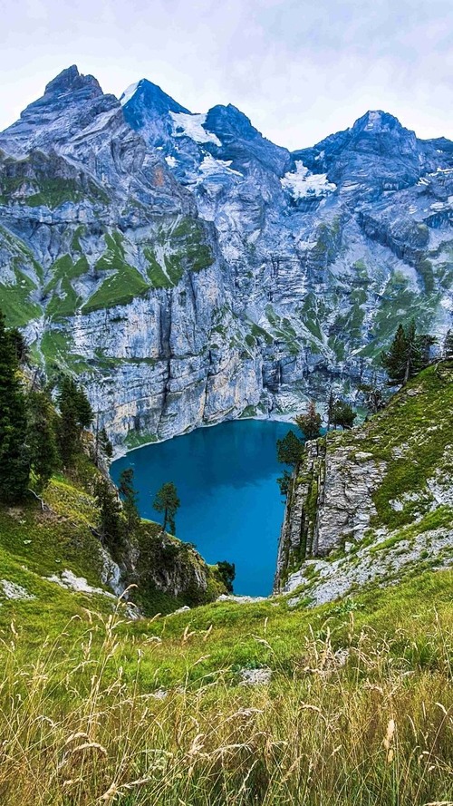 Blick auf den Oeschinensee - Dari Wanderweg, Switzerland