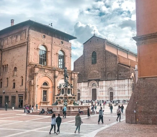 Basilica di San Petronio - Aus Piazza del Nettuno, Italy