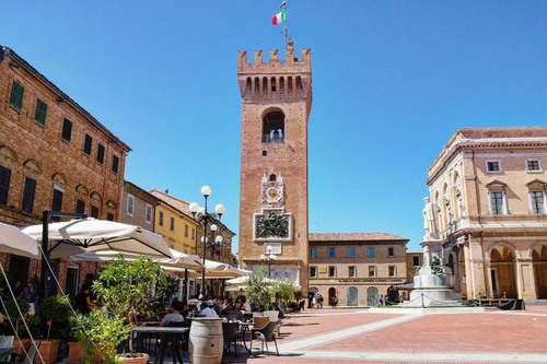 Torre del Borgo - から Piazza Giacomo Leopardi, Italy