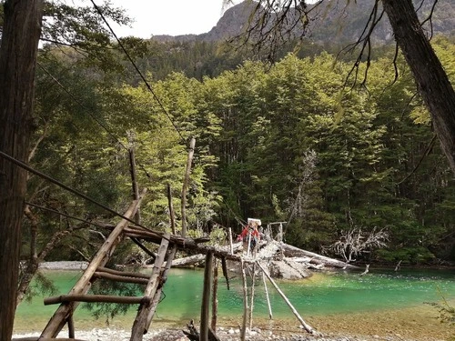 Puente sobre Río Azul - Desde Camping La Tronconada, Argentina