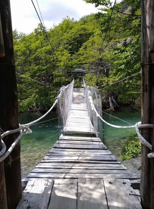 Puente Colgante sobre Río Cañadon de los Toros - Aus Camping Lago del Desierto, Argentina