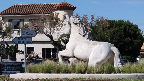 Statua del cavallo bianco - Desde Avenue de la Republique, France