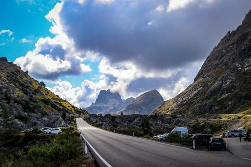 View towards Cinque Torri - から Passo di Valparola - Nearby Forte tre Sassi, Italy
