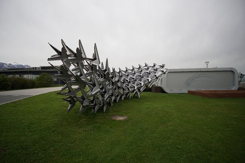 Kunstwerk vor Hangar-7 - から Wilhelm-Spazier-Straße, Austria