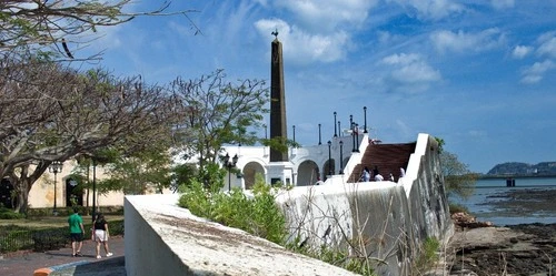 Paseo Las Bovedas - Dari Plaza Francia, Panama