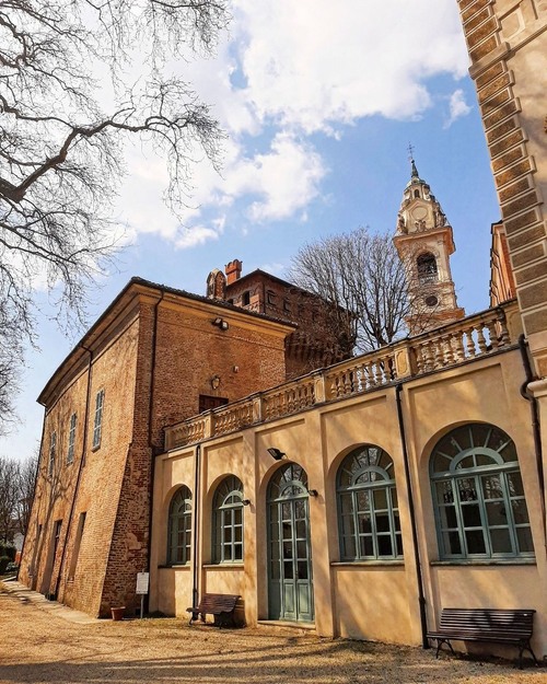 Castello Cavour di Santena - От Courtyard, Italy