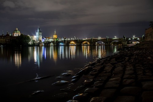 Karlsbrücke / Karlův most - Des de Flussufer nähe Park Cihelna, Czechia
