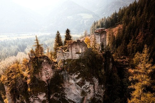 Burgruine Kammern - Aus Drone, Austria