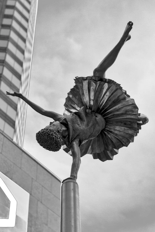 Sculpture of Ballet Dancer - Desde Rue Jeanne-Mance, Canada