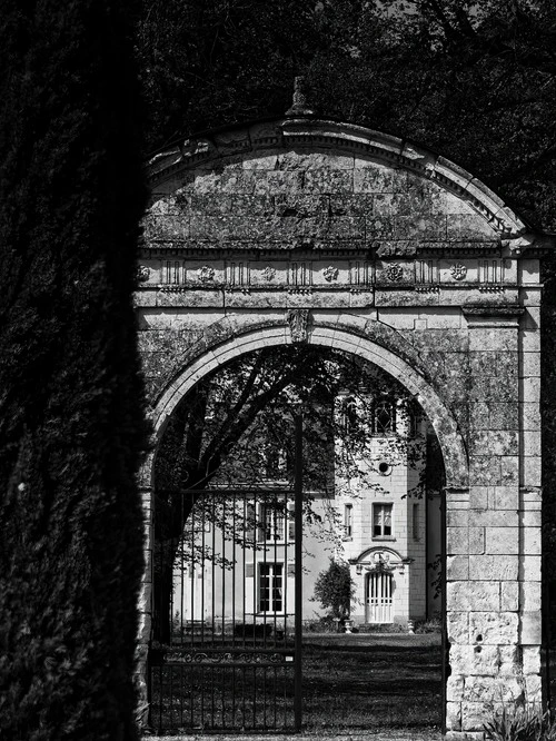 Chateau - Aus Restigné, rue de Lossay, France