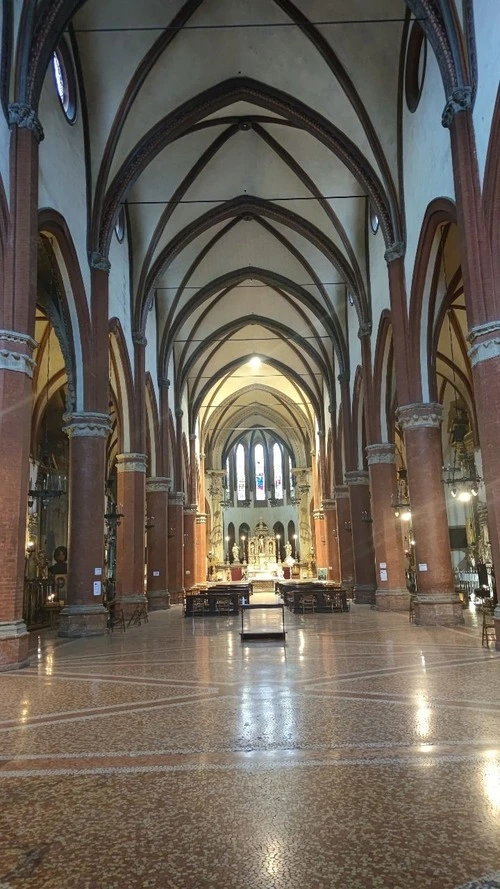 Basilica di Santa Maria dei Servi - Aus Inside, Italy