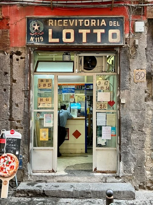 Ricevitoria del Lotto #119 - 에서 Via dei Tribunali, Italy