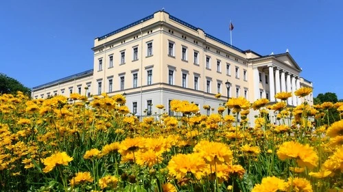 The Royal Palace - Aus Dronning Maud Statue, Norway