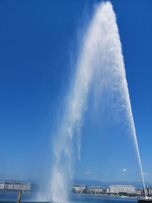 The Geneva Water Fountain - Dari Below, Switzerland