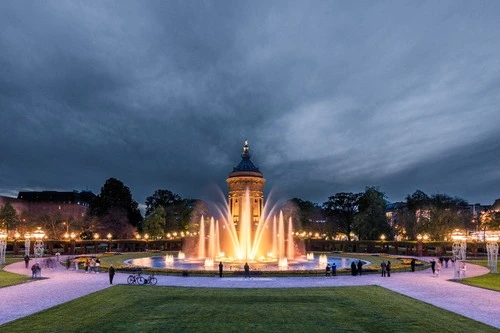 Atlanten Brunnen mit dem Wasserturm von Mannheim - Aus Aussichtsplattform Friedrichsplatz, Germany