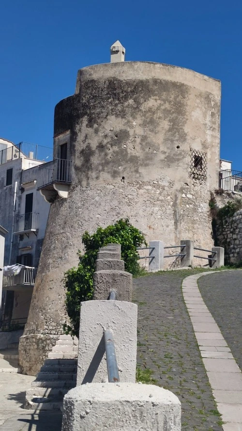 Torre fortificata - Desde Viale Federico II, Italy