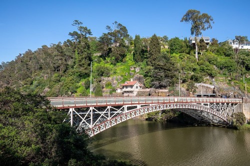 King's Bridge and Kings Bridge Cottage - Desde Riverside / Footpath near / under W Tamar Rd, Australia