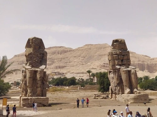 Colossi of Memnon - Desde Parking, Egypt