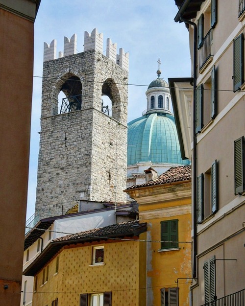 Broletto e Duomo Nuovo - Des de Via Cesare Beccaria, Italy