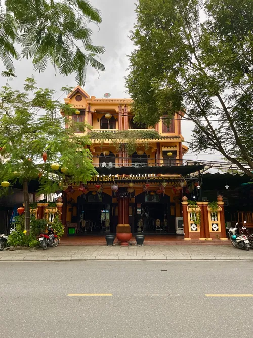 Golden Light Restaurant - Vietnam