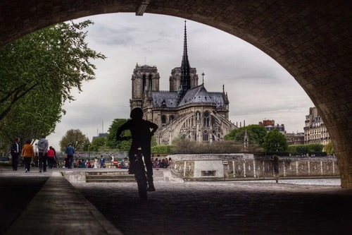 Notre Dame - Desde Under the Petit Pont, France