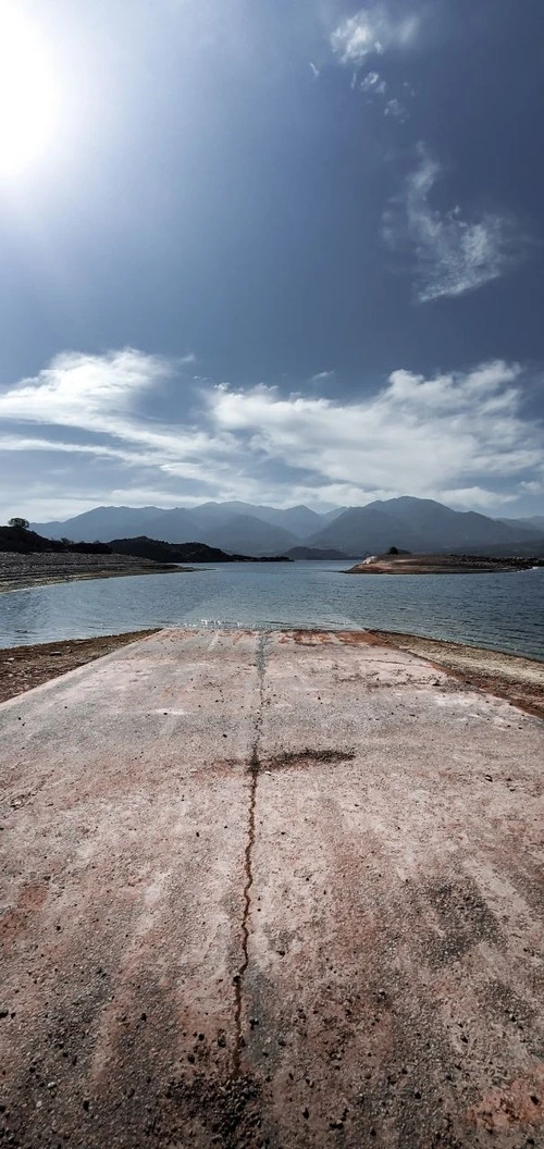 Ruta en Lago Potrerillos - Argentina