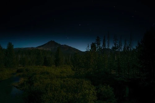 Broken Top - Aus Cascade Lakes Hwy at Sparks Lake, United States