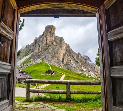 Monte Nuvolau - Desde Inside Church, Italy