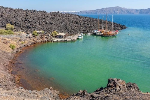 Boats in Ruins - から Nea Kameni Volcanic Park, Greece