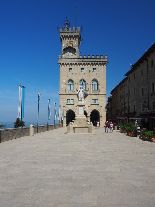 Palazzo Pubblico in San Marino - から Piazza della Libertá, San Marino
