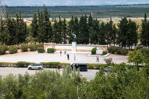 Memorial of Leonidas and 300 Spartans - Aus Fortified hill of Kolonos, Greece