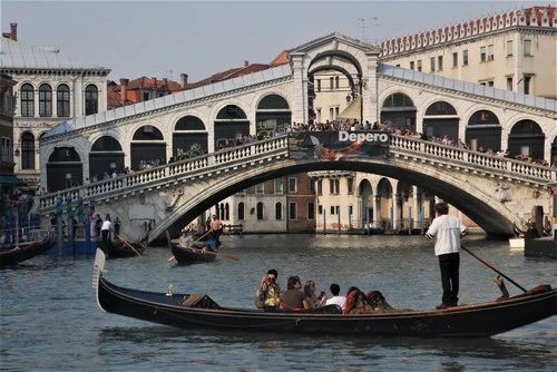 Ponte di Rialto - Aus Canal Grande, Italy