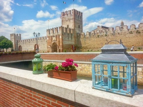 Porta Verona - Desde Piazza Cavalli, Italy