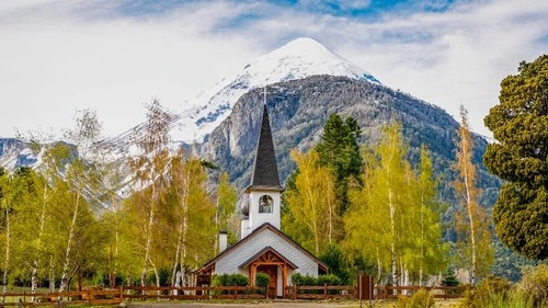 María Auxiliadora del Paimún y Volcan Lanin - Argentina