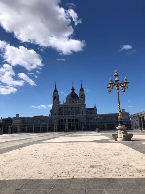 Catedral de la Almudena - 从 Plaza de la Armería, Spain