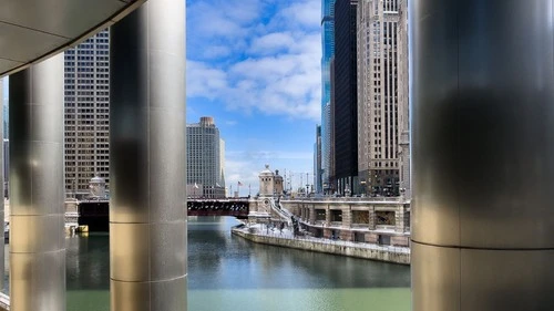 DuSable Bridge - De The walkway under Trump Tower, United States