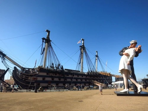 HMS Victory - Від Statue of sailor & woman, United Kingdom