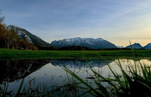 Schlafende Hexe mit Reflektion - Aus Großgmainer Landstraße, Austria