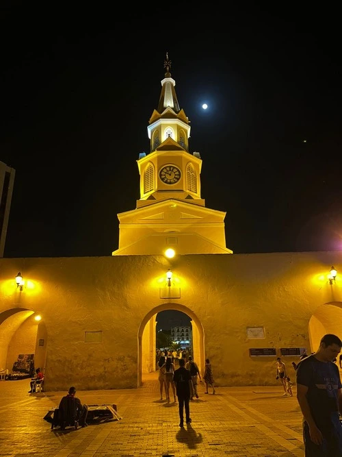 Monumento Torre del Reloj - Від Plaza de Los Coches, Colombia