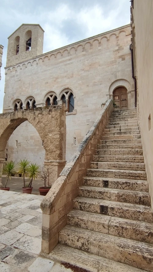 Abbazia di San Leonardo in Lama Volara - Dari Courtyard, Italy