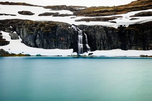 Flotane waterfall - Aus Flotvatnet, Norway