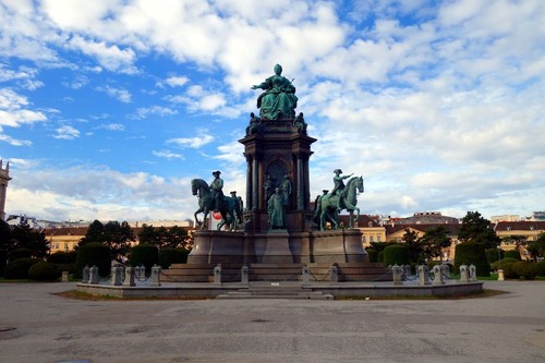 Statue von Maria Theresia von Habsburg - Dari Maria-Theresien-Platz, Austria