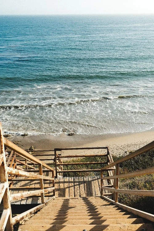 Staircase to the ocean - Від Pathway to El Matador Beach, United States