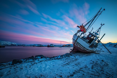 Ship on land - 从 Sommaroy Habour, Norway