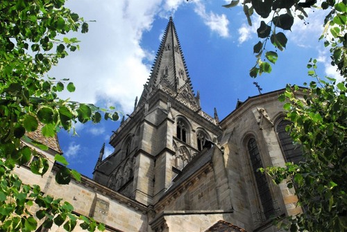 Cattedrale di Saint Lazare - から Rue Dufraigne, France