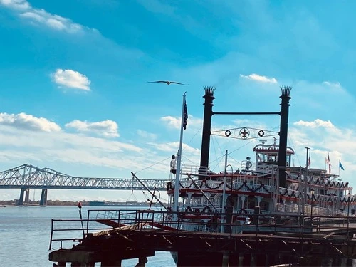 Steamboat NATCHEZ - Aus Saint Peter Street at the River, United States