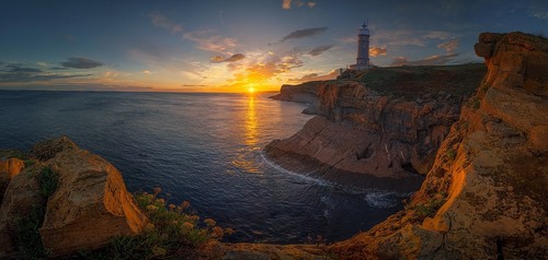 Faro de Cabo Mayor - От Monolito fallecidos en Cabo Mayor - Scouts MSC, Spain