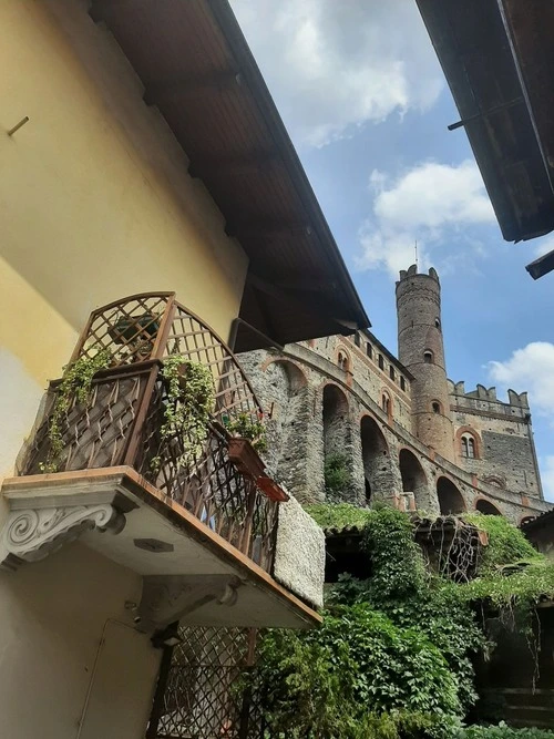 Castello di Villar Dora - Desde Via S. Vincenzo, Italy