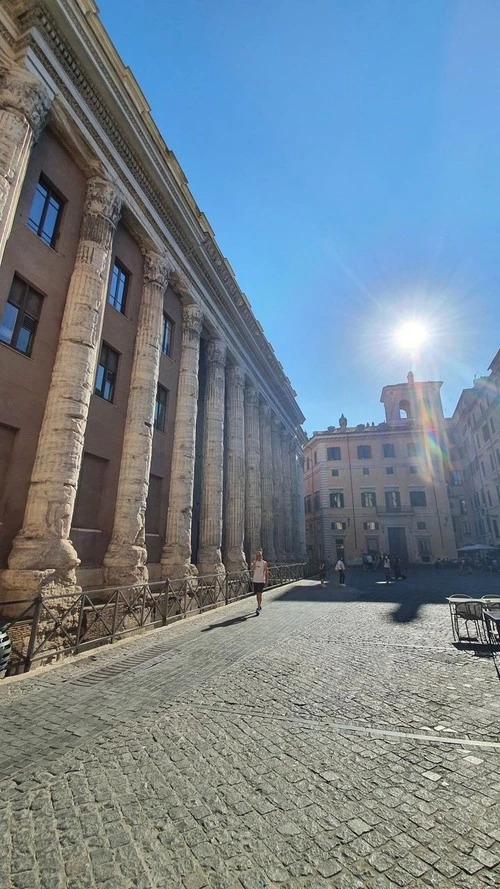 Il Tempio di Adriano - Tól től Piazza di Pietra, Italy